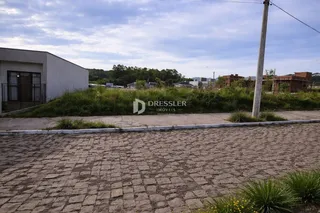 A fachada de uma residência em Lajeado, Brasil com vegetação ao redor.