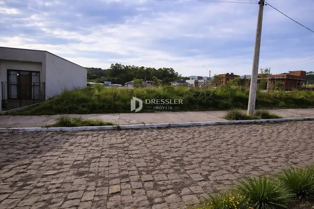 A fachada de uma residência em Lajeado, Brasil com vegetação ao redor.