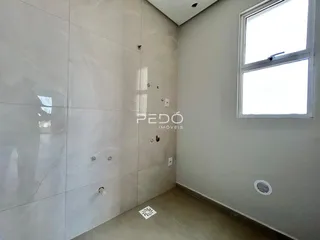 Parede interna de um imóvel em Lajeado, Brasil, com janela.