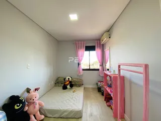Quarto com cama e móveis rosa.