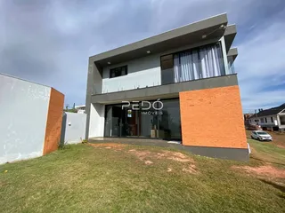 Fachada moderna de uma casa em Lajeado, Brasil, com jardim gramado.