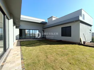 Fachada moderna de uma residência em Lajeado, Brasil, com jardim gramado.