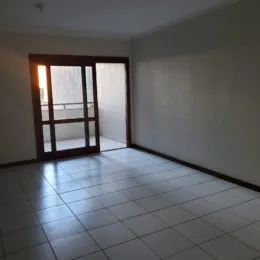 Foto de um ambiente interno com piso de cerâmica claro.
