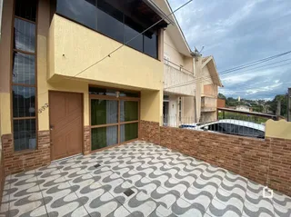 Fachada de uma residência em Lajeado, Brasil, com piso de cerâmica.
