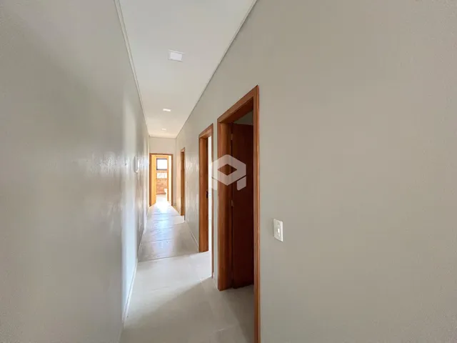 Hall de corredor interno de uma residência.