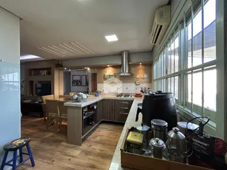 Interior de uma sala de estar com cozinha aberta em Lajeado, Brasil.