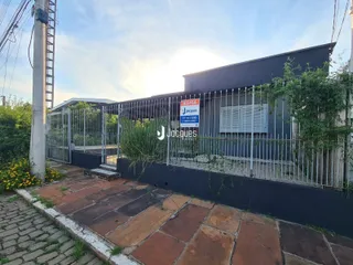Vista externa de uma propriedade em Lajeado, Brasil, com muro e cerca.