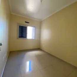 Foto interna de um cômodo com paredes claras e piso liso.