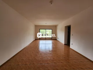 Esta é uma foto de um ambiente interno amplo com piso de cerâmica no imóvel.