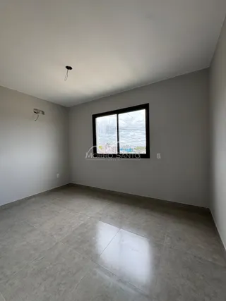 Foto de um cômodo interno com paredes brancas e piso claro.