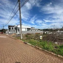 Vista externa de uma rua com poste e vegetação em uma propriedade em Lajeado.