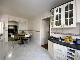 Ambiente interno com piso de cerâmica e paredes brancas.