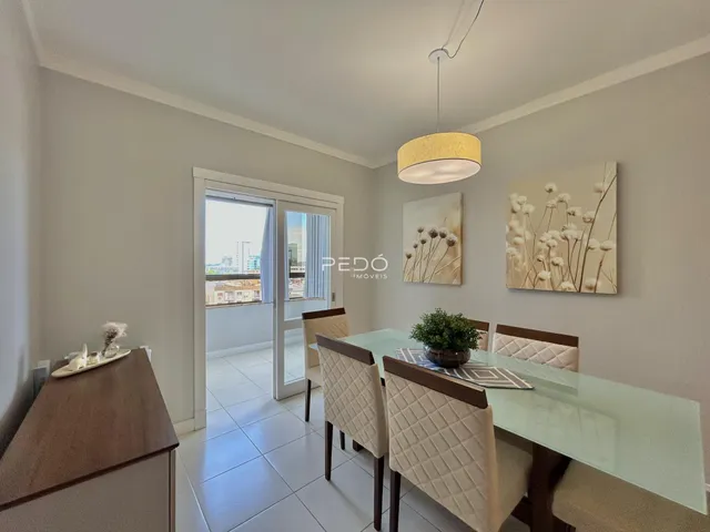 Sala de jantar com mesa de vidro e cadeiras em um imóvel no Brasil.