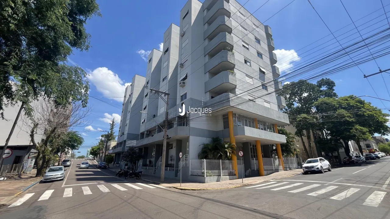 Fachada de um prédio residencial em Lajeado, Brasil, sob céu azul.