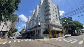 Fachada de um prédio residencial em Lajeado, Brasil, sob céu azul.