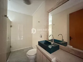 Foto de um banheiro interno com bancada dupla e vaso sanitário.