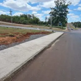 Vista de uma estrada com uma calçada de concreto.