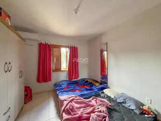 Quarto com cama e janela em um imóvel no Brasil.