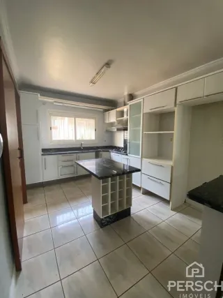 Esta é uma cozinha com armários brancos e piso de cerâmica.
