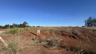 Vista de uma área de terra seca com vegetação rasteira e uma placa de venda em Lajeado.