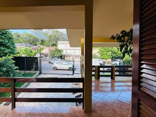 Vista de uma área externa através de uma abertura em uma residência.