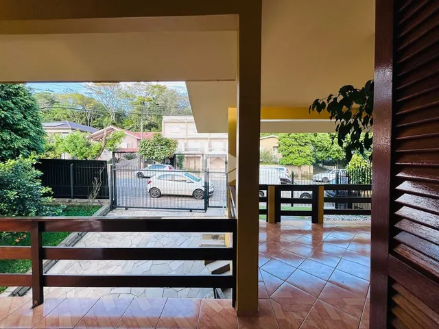 Vista de uma área externa através de uma abertura em uma residência.