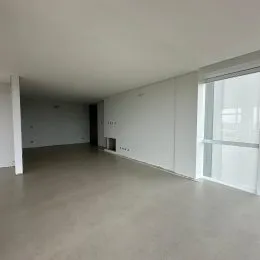 Foto de um corredor interno com paredes brancas e piso claro.