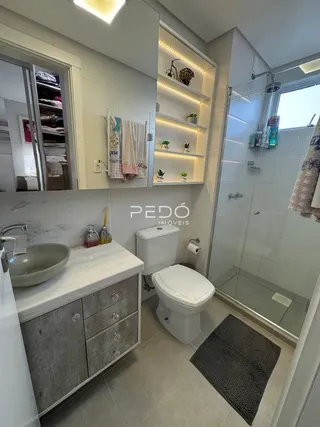 Foto de um banheiro moderno com pia e vaso sanitário.