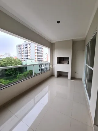 Corredor interno com vista para o exterior da propriedade.
