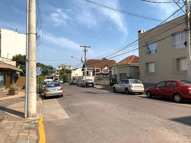 Vista da rua em Lajeado, Brasil mostrando fachadas de edifícios residenciais.