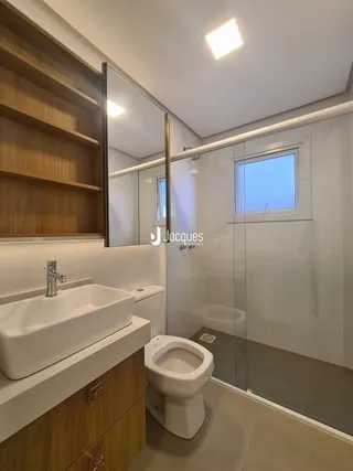 A foto mostra o interior de um banheiro com revestimento cerâmico.