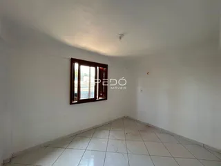 Vista interna de um ambiente com piso de cerâmica e janela.
