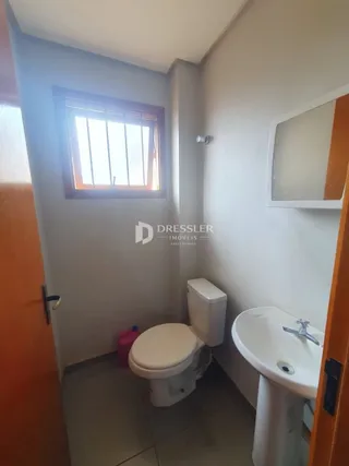 Foto de um banheiro com janela e vaso sanitário em um imóvel.