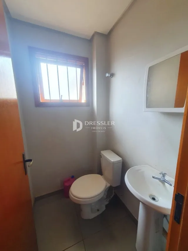 Foto de um banheiro com janela e vaso sanitário em um imóvel.