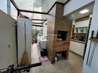 Ambiente interno de uma sala com parede de destaque e lareira em um imóvel no Brasil.