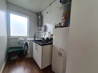 Foto de uma cozinha com janela e máquina de lavar roupa em Lajeado.
