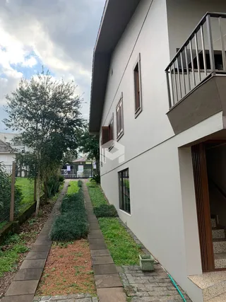 Fachada de uma casa em Lajeado, Brasil, com jardim frontal.