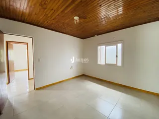 Ambiente interno com piso de cerâmica e teto de madeira em imóvel no Brasil.