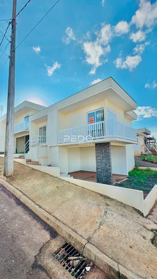 Fachada de uma residência em Lajeado, Brasil com varanda.