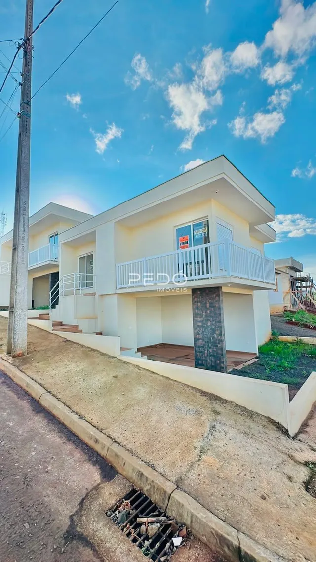 Fachada de uma residência em Lajeado, Brasil com varanda.