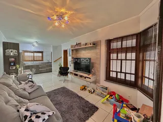 Sala de estar com sofá e piso de cerâmica.