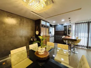 Foto de uma sala de jantar com mesa de vidro e assentos em um imóvel em Lajeado.