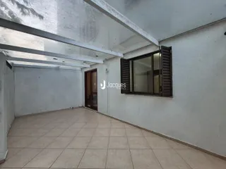 Foto de um ambiente interno com piso de cerâmica e janela.