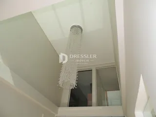 Foto de um interior com paredes brancas e um detalhe de teto.