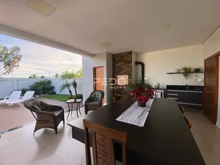 Sala de estar com vista para o jardim e varanda.