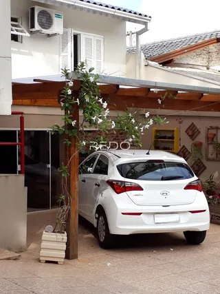 Fachada de uma residência em Lajeado com estrutura de madeira.