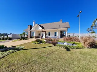 Fachada de uma casa em Lajeado, Brasil com gramado verde.