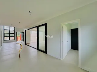 Ambiente interno de uma sala com portas de vidro grandes.