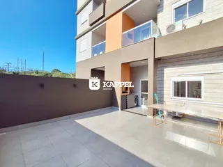 Fachada de um prédio residencial em Lajeado, Brasil, mostrando a área externa pavimentada.