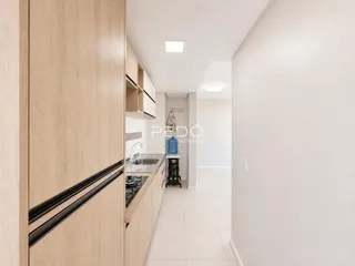 Hall de entrada com armários e piso claro em um imóvel no Brasil.
